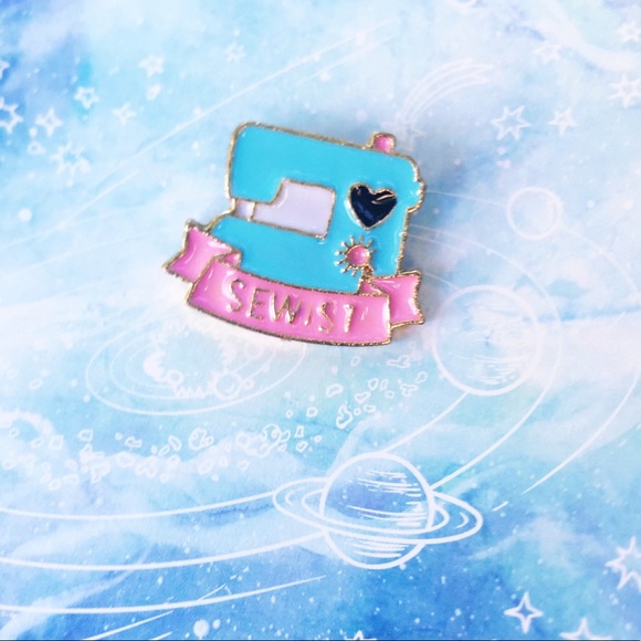 ✨ Sewing Machine Pin ✨ - Picture 4 of 5